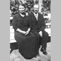 105-0555 Anna und Albert Rehberg 1936 in der Rohsestrasse in Tapiau.jpg
